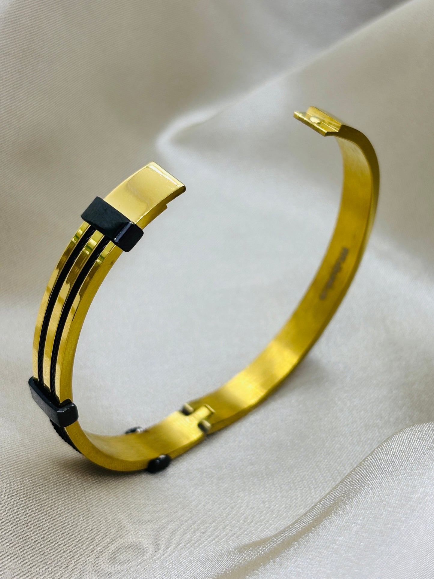 Dual Contrast Bracelet