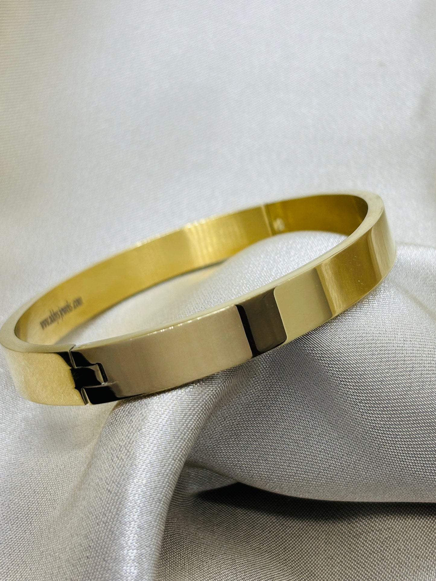 Plain Gold Bracelet