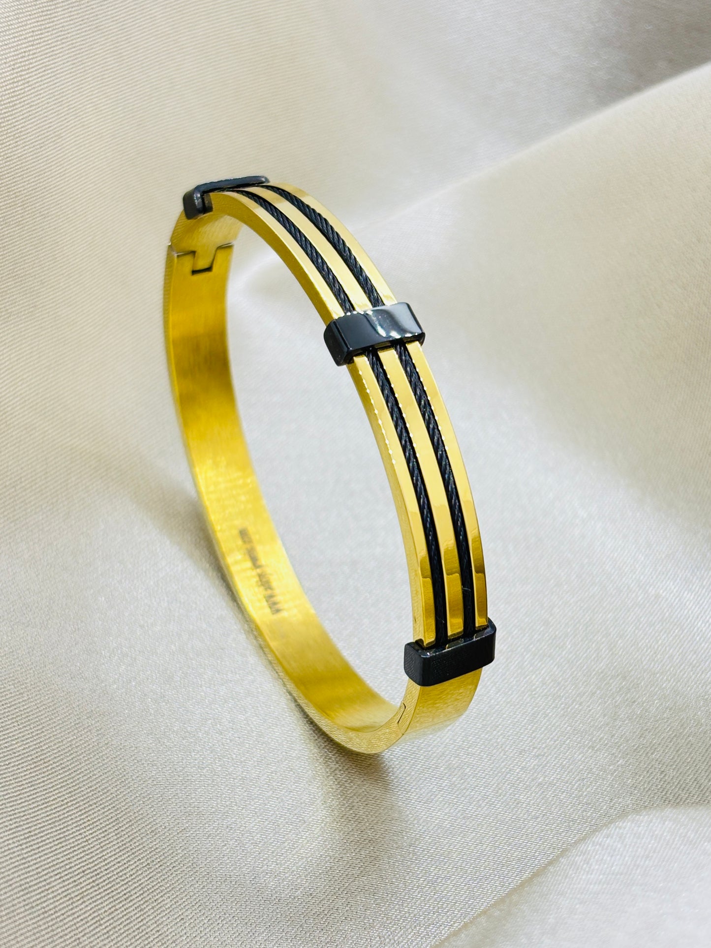 Dual Contrast Bracelet