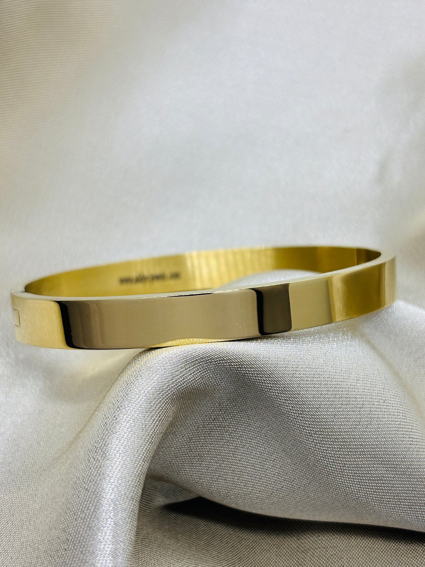Plain Gold Bracelet