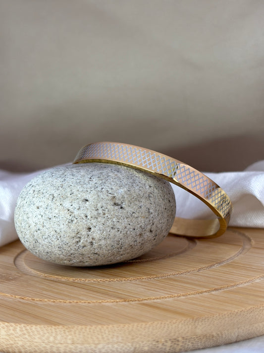 Diamond-Cut Silver Pattern Gold Bracelet